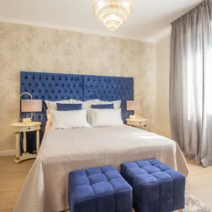 crys-apartments-holiday-business-blu.hotelinveneto.com/